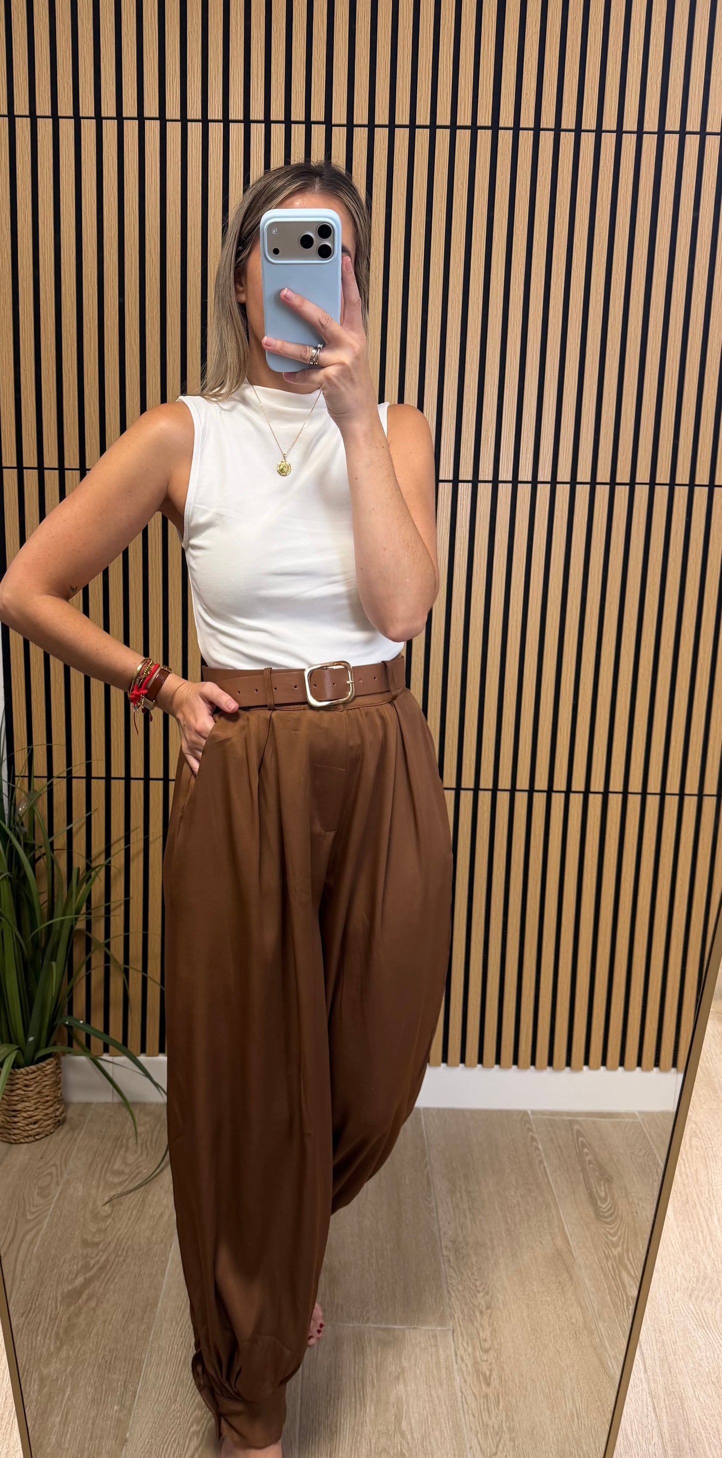 Pantalon con cinturón
