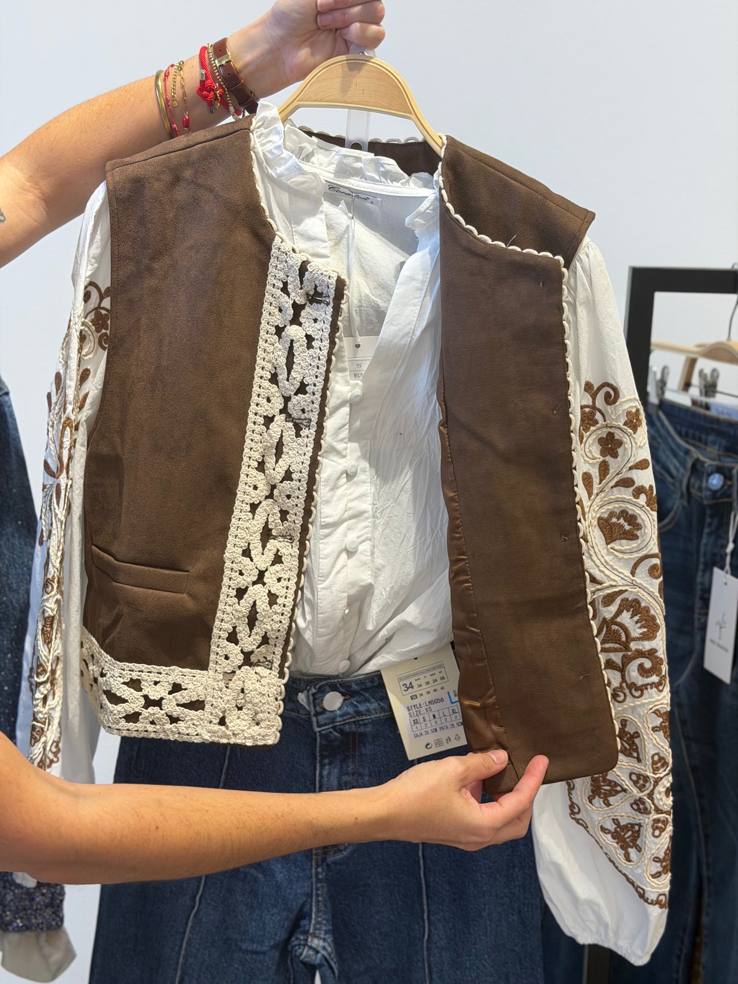 Blusa Romántica con Mangas Bordadas