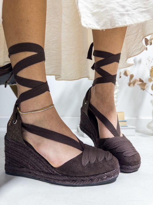 Cuña con Cierre de Cintas y Acabado en Antelina