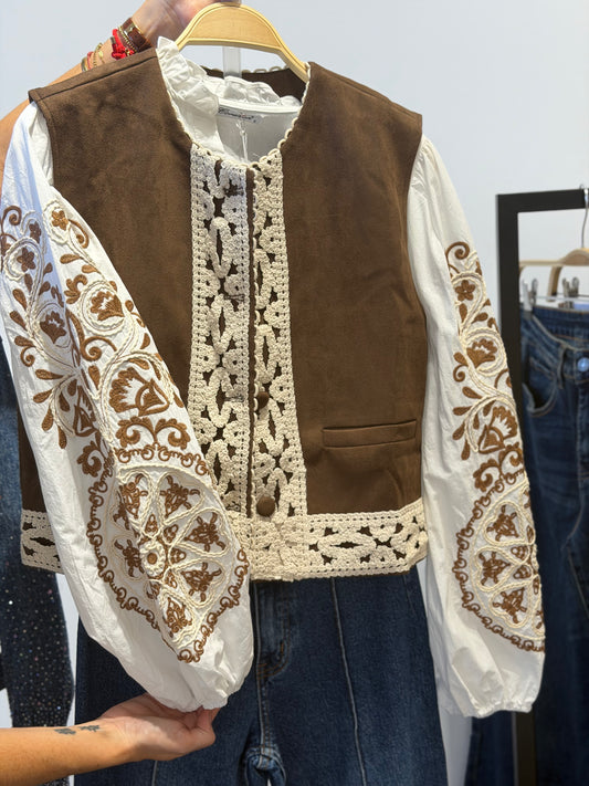 Blusa Romántica con Mangas Bordadas
