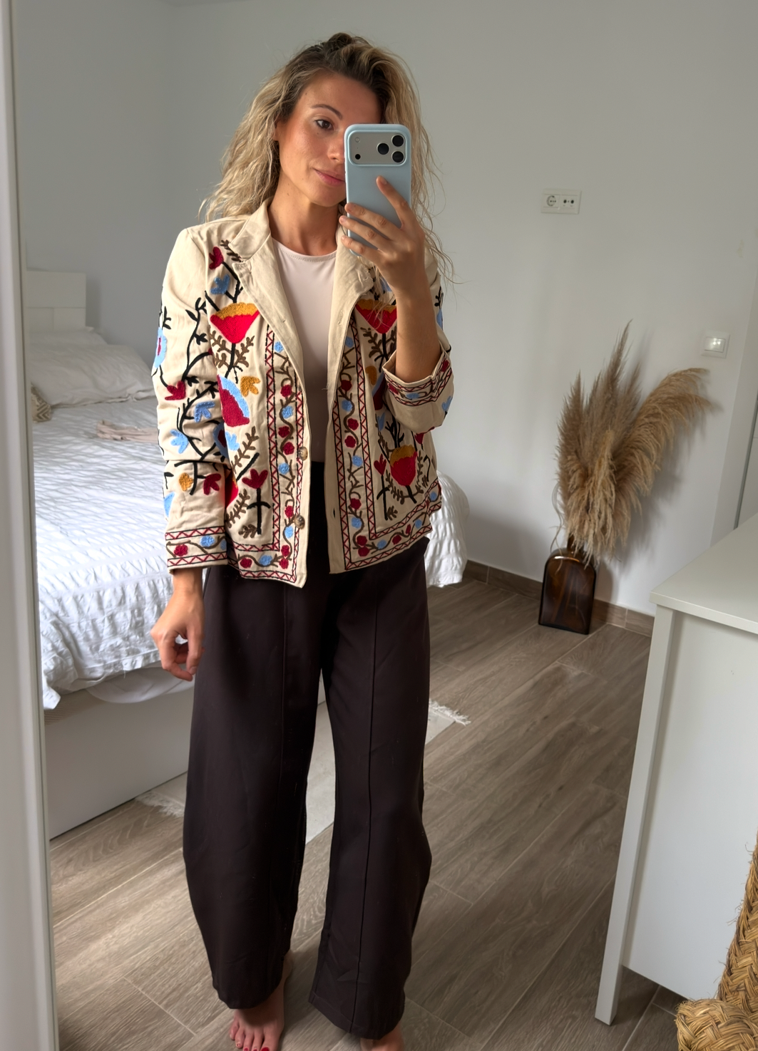Chaqueta Beige con Bordados Florales Etnicos