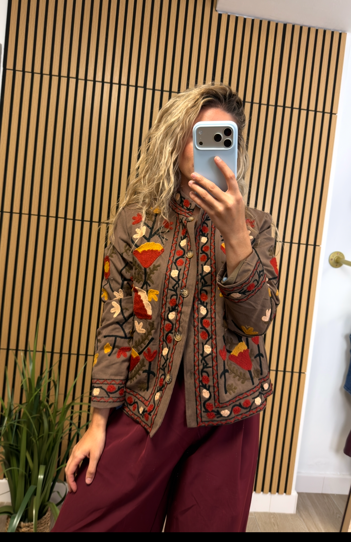 Chaqueta Beige con Bordados Florales Etnicos