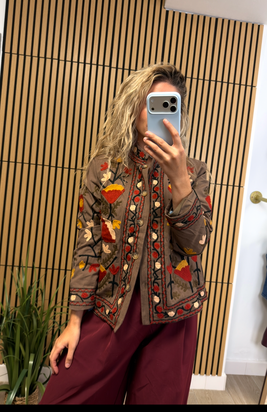 Chaqueta Beige con Bordados Florales Etnicos